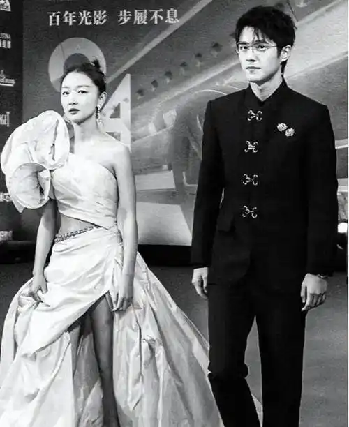 周冬雨刘昊然恋爱细节曝光:深夜密会,助理助攻,网友热议不断_感情