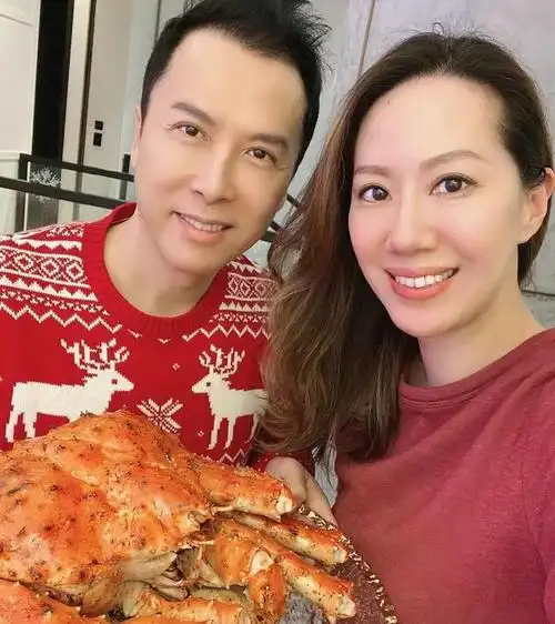 甄子丹曾有过一段不完美的婚姻,93年的时候,在朋友的介绍下与首任妻子