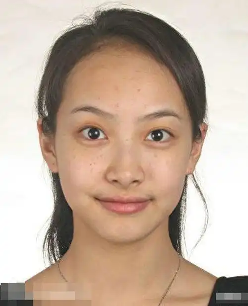 俞飞鸿看望恩师素颜出镜清纯似邻家女图