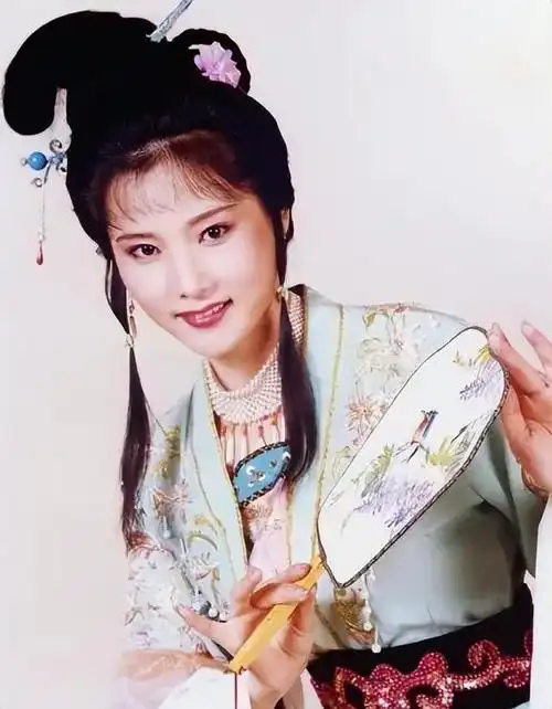 60岁何赛飞怒斥行业乱象 心疼月薪1500戏曲演员——上海热线娱乐频道