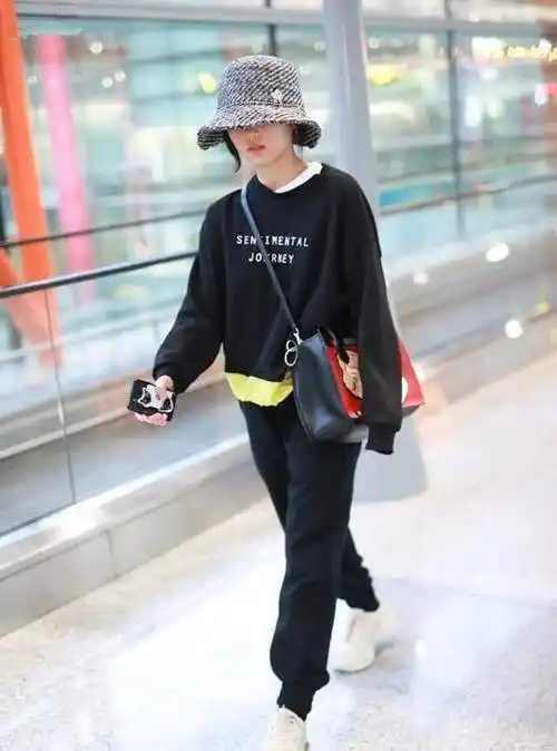 张子枫找到了适合自己的风格,穿运动装出游,看起来很适合休闲运动!