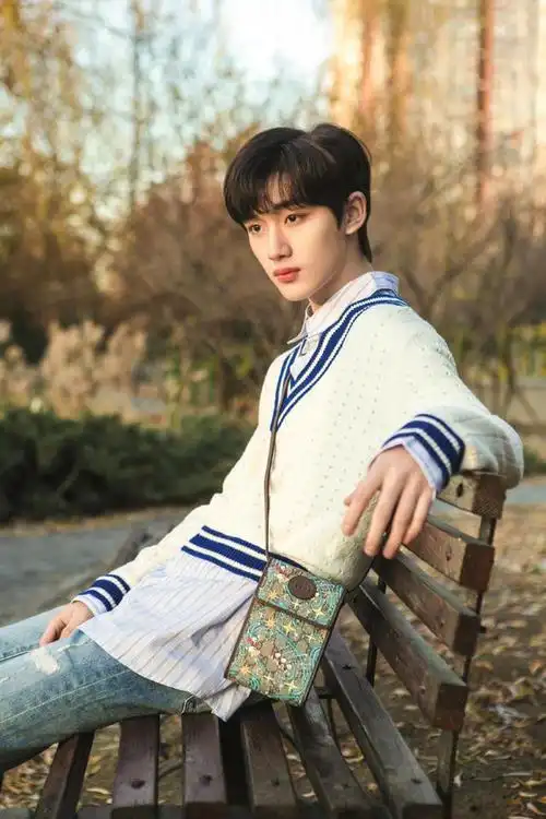 丁程鑫白毛衣牛仔裤,趣味十足的设计与天真浪漫的少年相得益彰