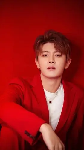 任嘉伦身穿红色西装,一如既往的绅士范儿