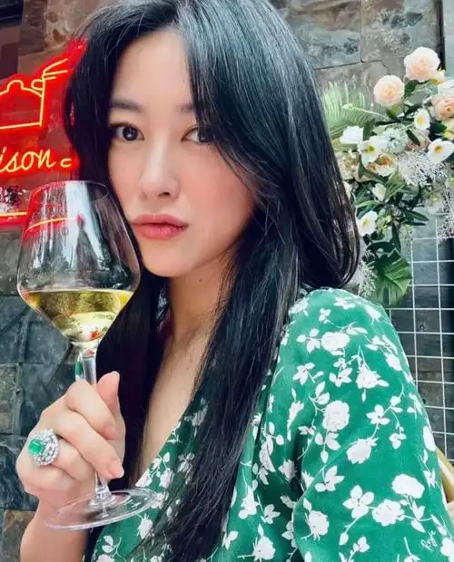 逛完朱珠的二手市场,才发现真正的高级感都是「作」出来的