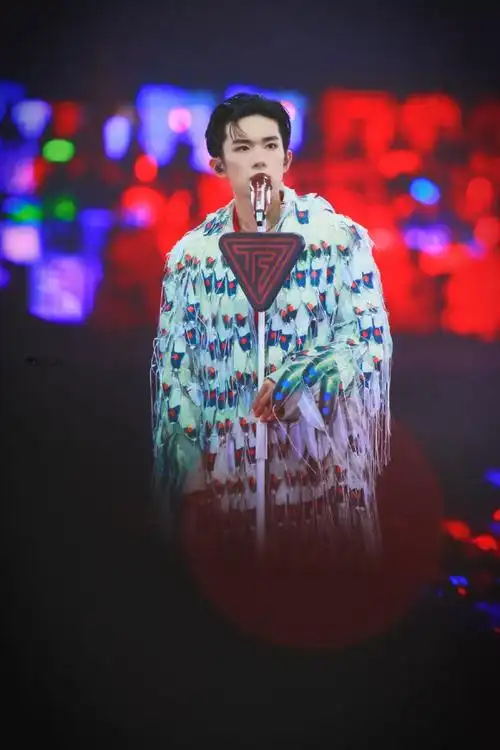 易烊千玺 #tfboys 六周年告白演唱会 新歌fall 高清