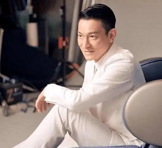 刘德华难得晒出生活照赤着双足在家里拖地身手敏捷被夸接地气