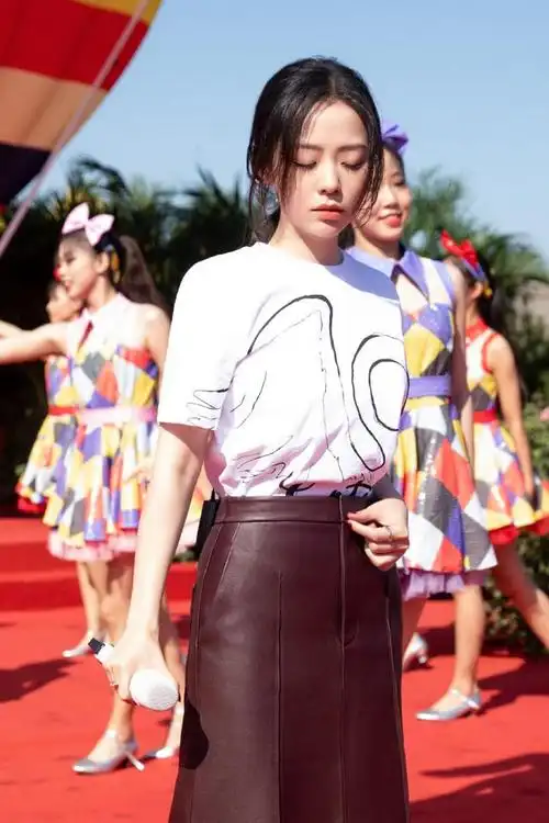 张靓颖厉害了,把别人不敢穿的皮衣穿出了时尚感,这衣品不得了(3)-中国