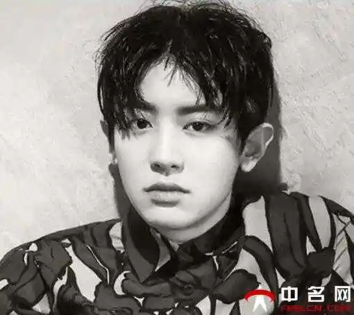 男生中分内扣刘海发型时尚潮流气质超加分