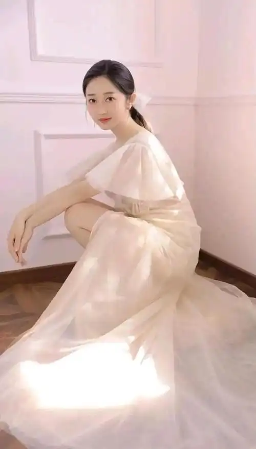 陈嘉男白裙长靴不可方物