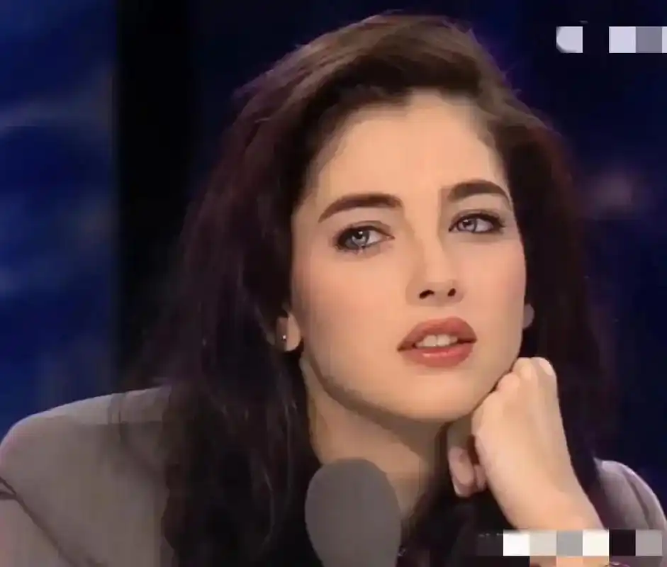 世界第一美女,绝世神颜!气质典雅,落落大方,温文尔雅,美丽动人.