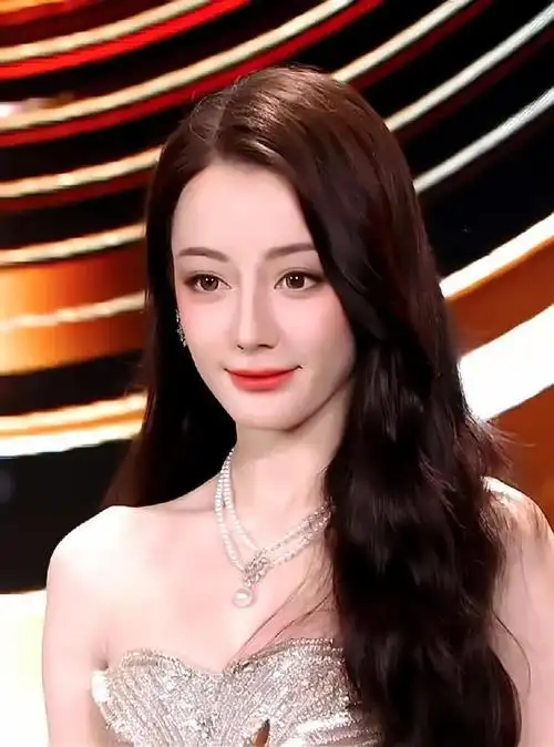 迪丽热巴新高定出图