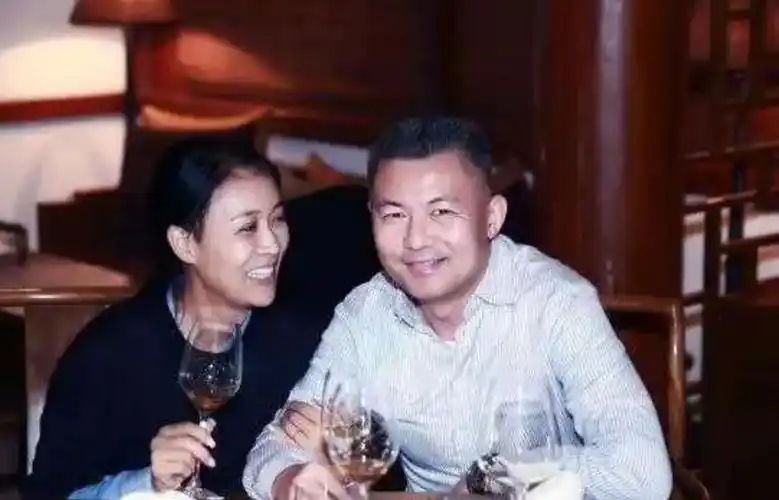 回顾那英为爱生下一子分手后带儿子嫁给男闺蜜如今生活怎样了