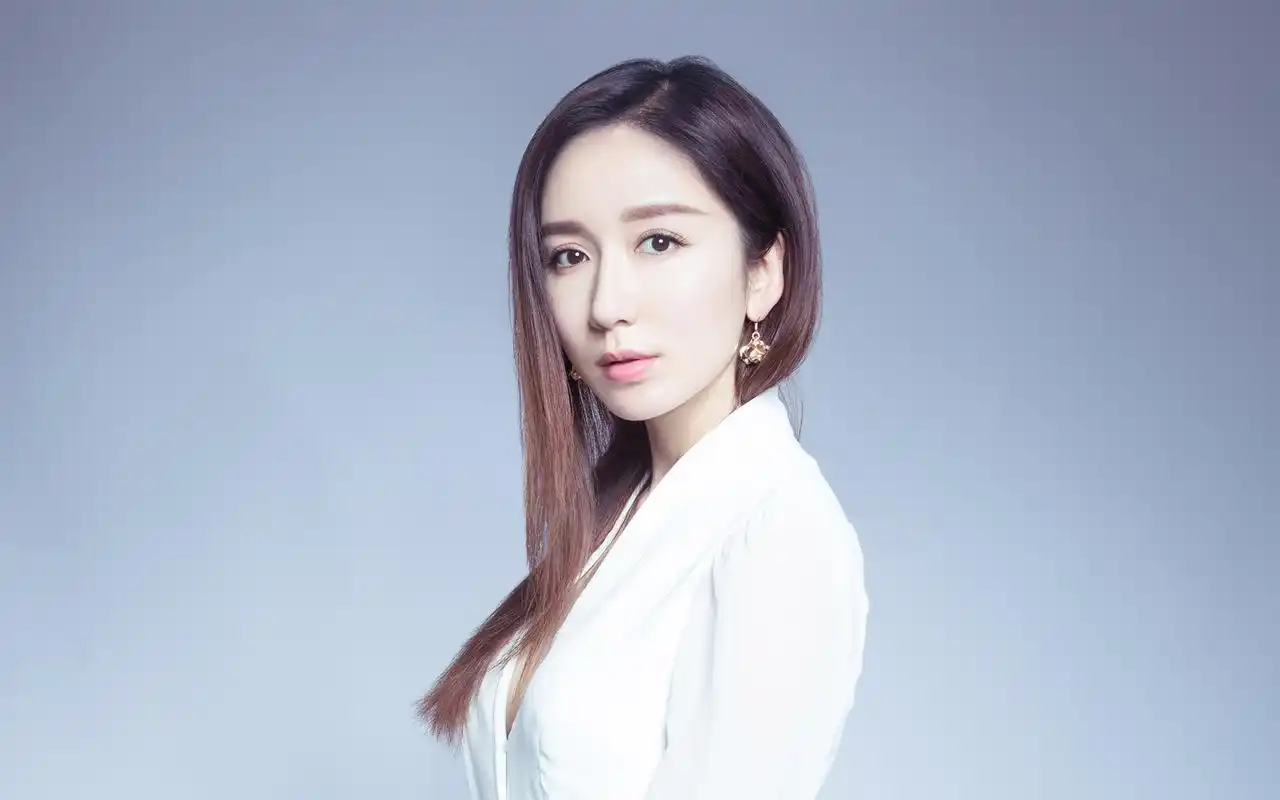 娄艺潇清新性感写真桌面壁纸