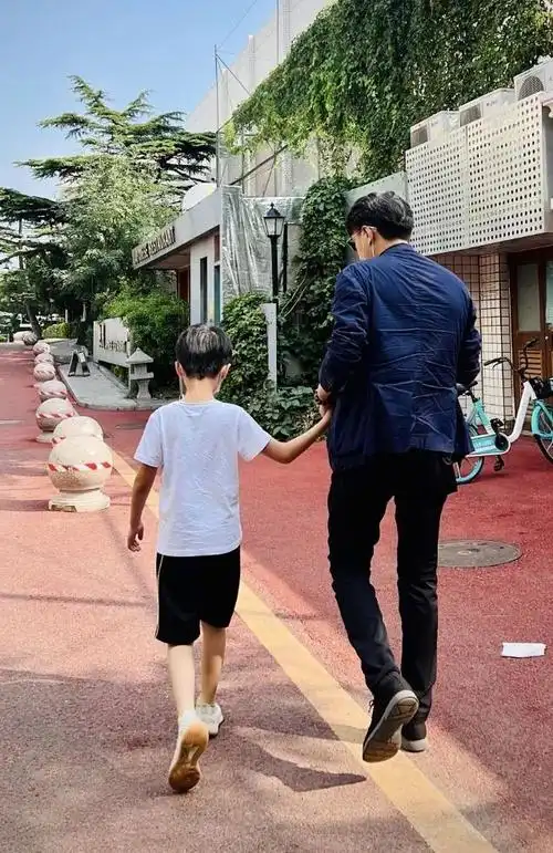 李佳为46岁靳东庆生父子三人玩叠罗汉李佳淡定拍照好幸福