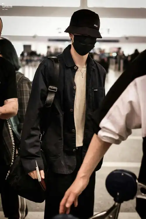 王一博回国机场饭拍##王一博今日回国路透