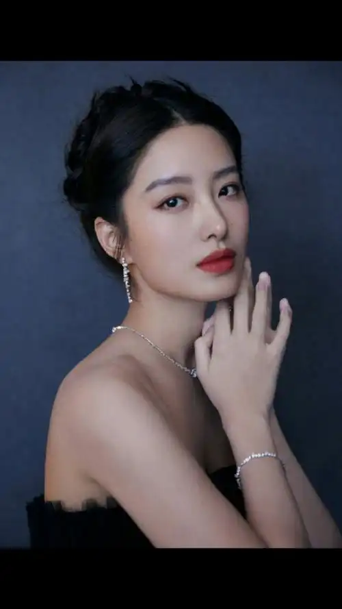 杨采钰写真杨采钰黑色玫瑰纱裙知性优雅写真