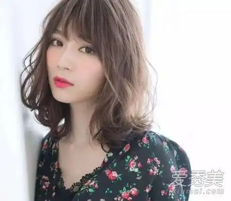 四十岁女人留什么发型最年轻四十岁女人的发型最漂亮是什么样子