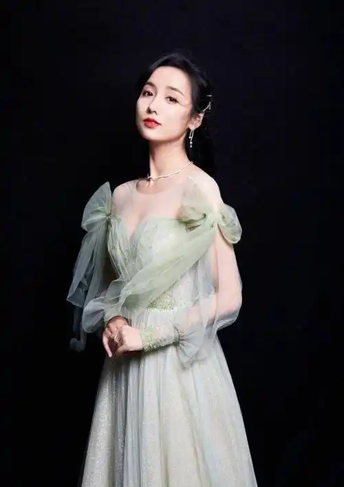 原创吕一真是美死了35岁却拥有20岁时的好身材气质出尘迷死人