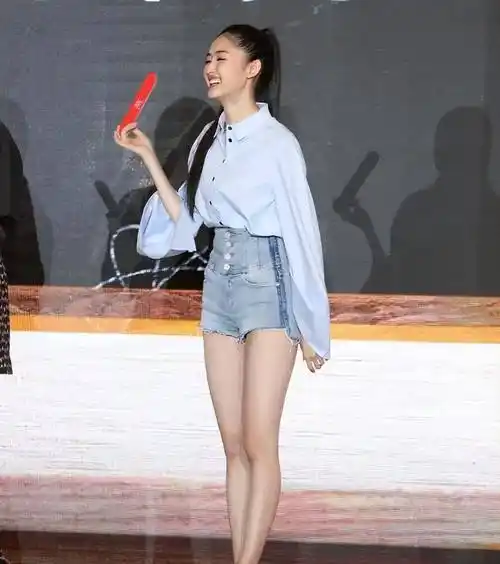 "切个西瓜"牛仔短裤搭配蝴蝶上衣,蒋依依大秀绝妙舞步!