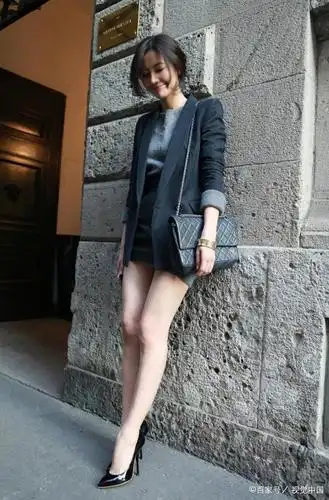 下图照片中,高圆圆穿了一件白色上衣搭配浅色牛仔紧身裤,不仅看着清纯