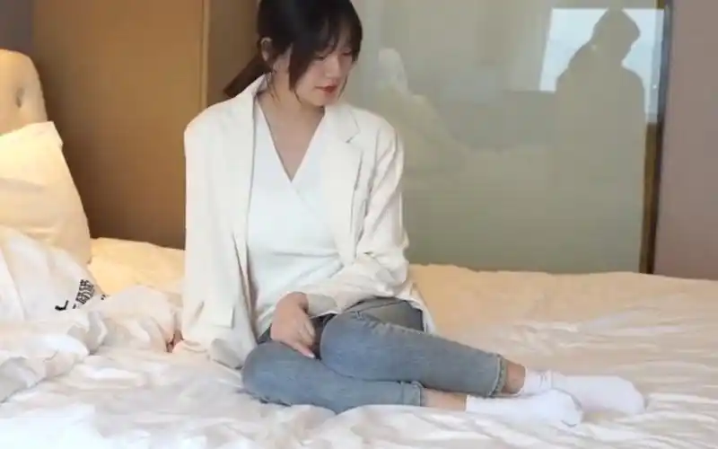 为什么我一个女的这么喜欢白袜?你喜欢棉袜还是丝袜呢?