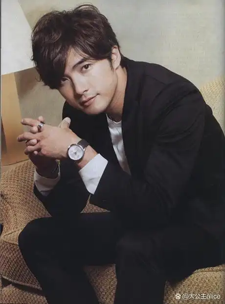 偶像剧男星贺军翔晒近照,身材发福颜值不再却更添成熟魅力!