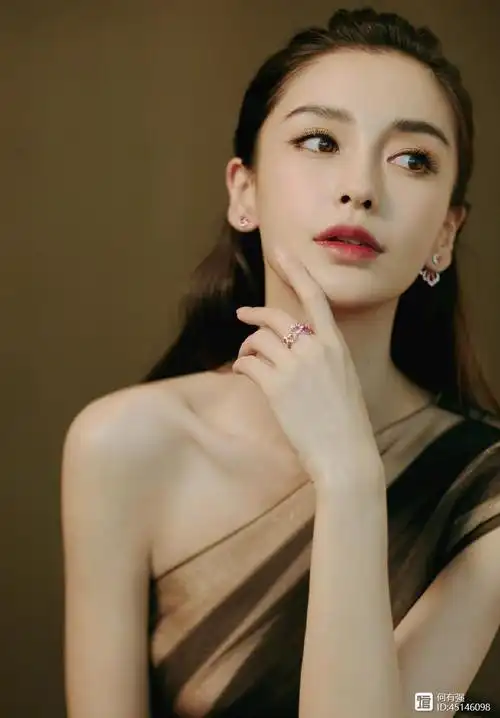 29岁杨颖就是会穿!白色衬衫 格纹半身裙明媚动人,秒变19岁少女