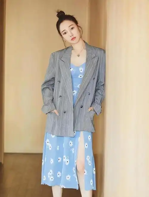 白百何丢人丢大了!紧身牛仔裤臀线勒得太紧