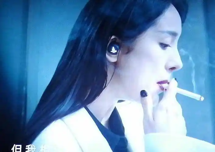 杨幂新作造型曝光首次饰演反派角色的她穿白西装叼烟模样女王气质十足