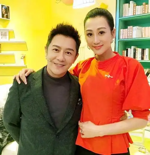 花心陈浩民与湖南籍名模奉子成婚带着妻子和4个娃四处漂泊