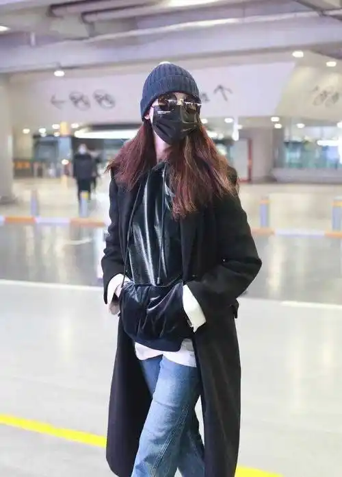 蔡少芬"衣品"开挂了,穿黑色大衣叠穿磨毛卫衣,时髦又高级_牛仔裤_身材