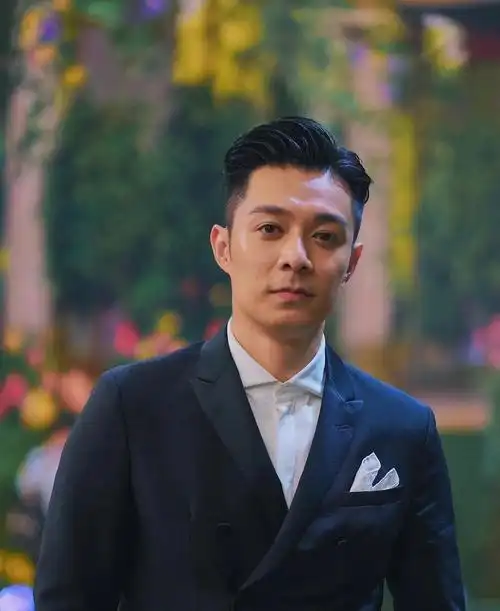 💈 周柏豪的发型一直以来都是潮流的代表,他的脸型偏长,发质粗硬