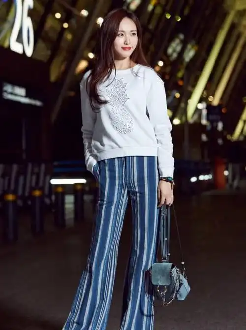 唐嫣经历了什么?厚卫衣塞进牛仔裤里还是显得这么瘦,心疼啊!