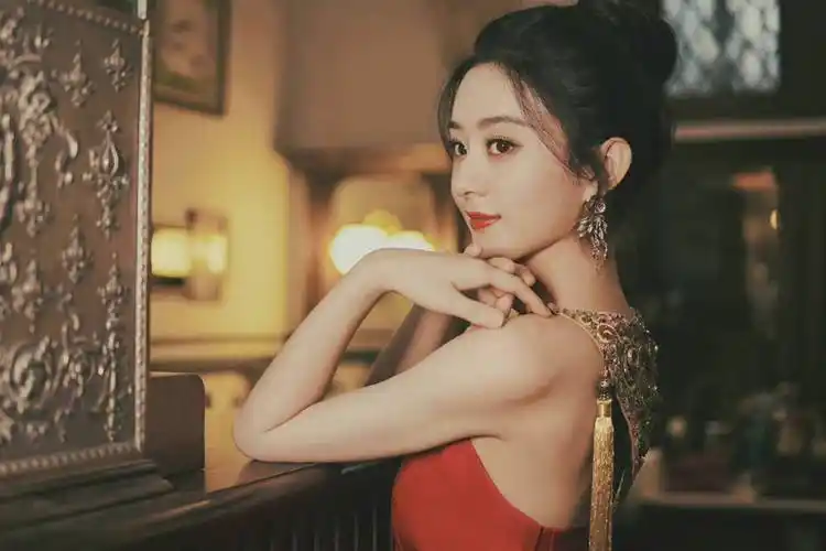 赵丽颖34岁庆生现场很温馨,复古造型加分不少,整个人元气满_生日_观众