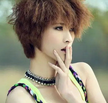女生前梳蓬松烟花烫短发发型烟花烫短发发型,从发根一直向外梳,沿着