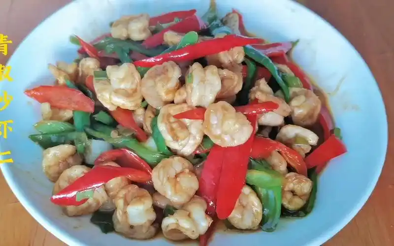 青椒炒虾仁鲜香滑嫩,香辣下饭,营养又好吃!