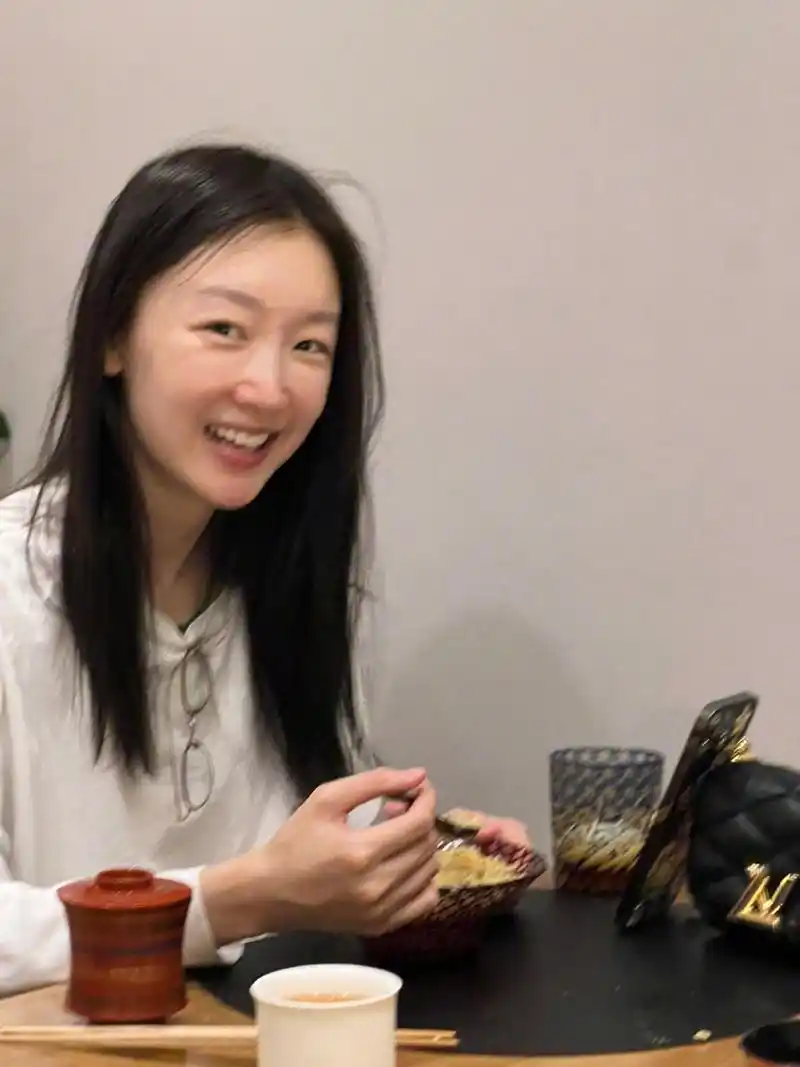 周冬雨素颜生活照#  呜呜 是我很喜欢的长相类型,好多人说不好看,可