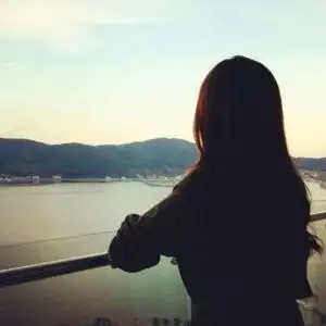 海边唯美清新气质长发背影女生头像