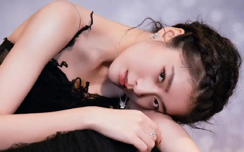 张雪迎性感优雅写真桌面壁纸