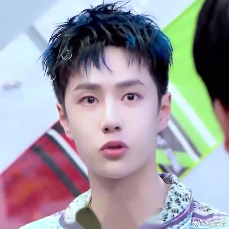 不知为啥看到王一博的蓝绿色头发想起了大张伟老师,哈哈哈哈哈,别打我