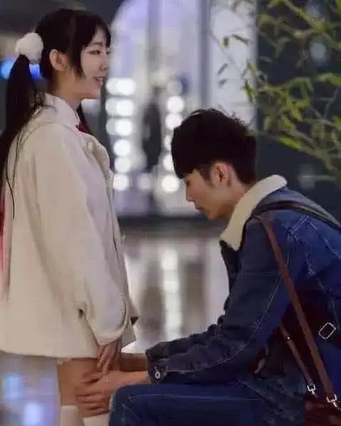 抖音最萌身高差情侣,相差30厘米,网友:这男的手放的位置好像不对