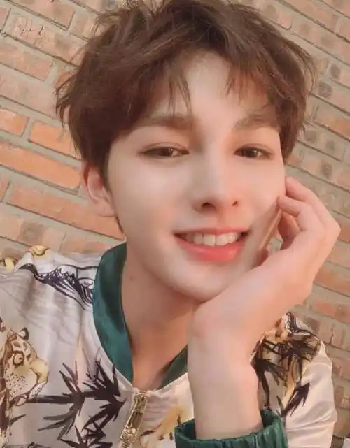 朱正廷化浓妆被批太"娘",近照素颜现身,依旧美成"人间仙子"_男生_因为