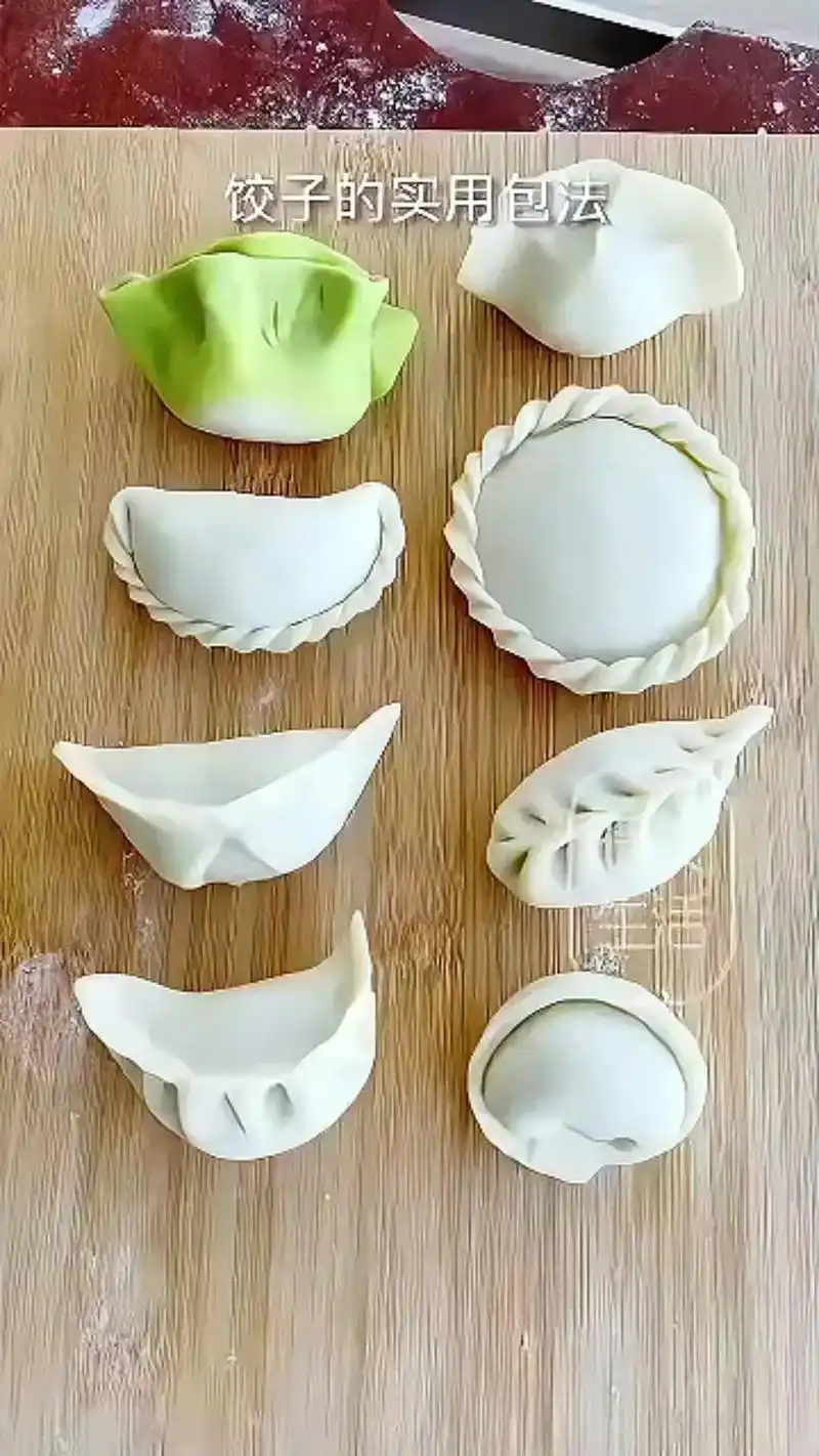 09饺子的实用包法,过年露一手!09第一种:对折后拇指不要捏 - 抖音