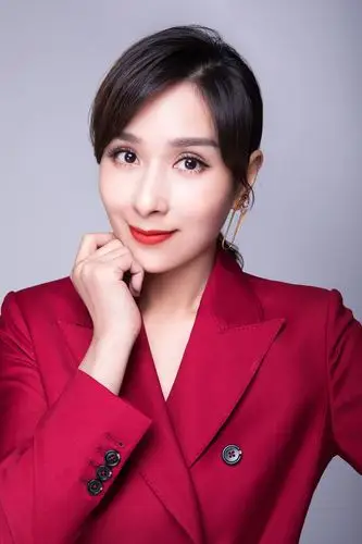 杨恭如西装潇洒干练 身材纤瘦女神范依旧