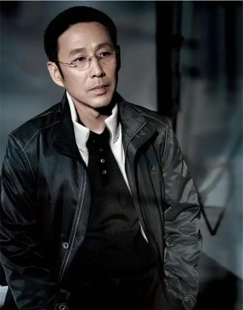 65岁的陈道明风度翩翩,温文尔雅,腹有诗书气自华