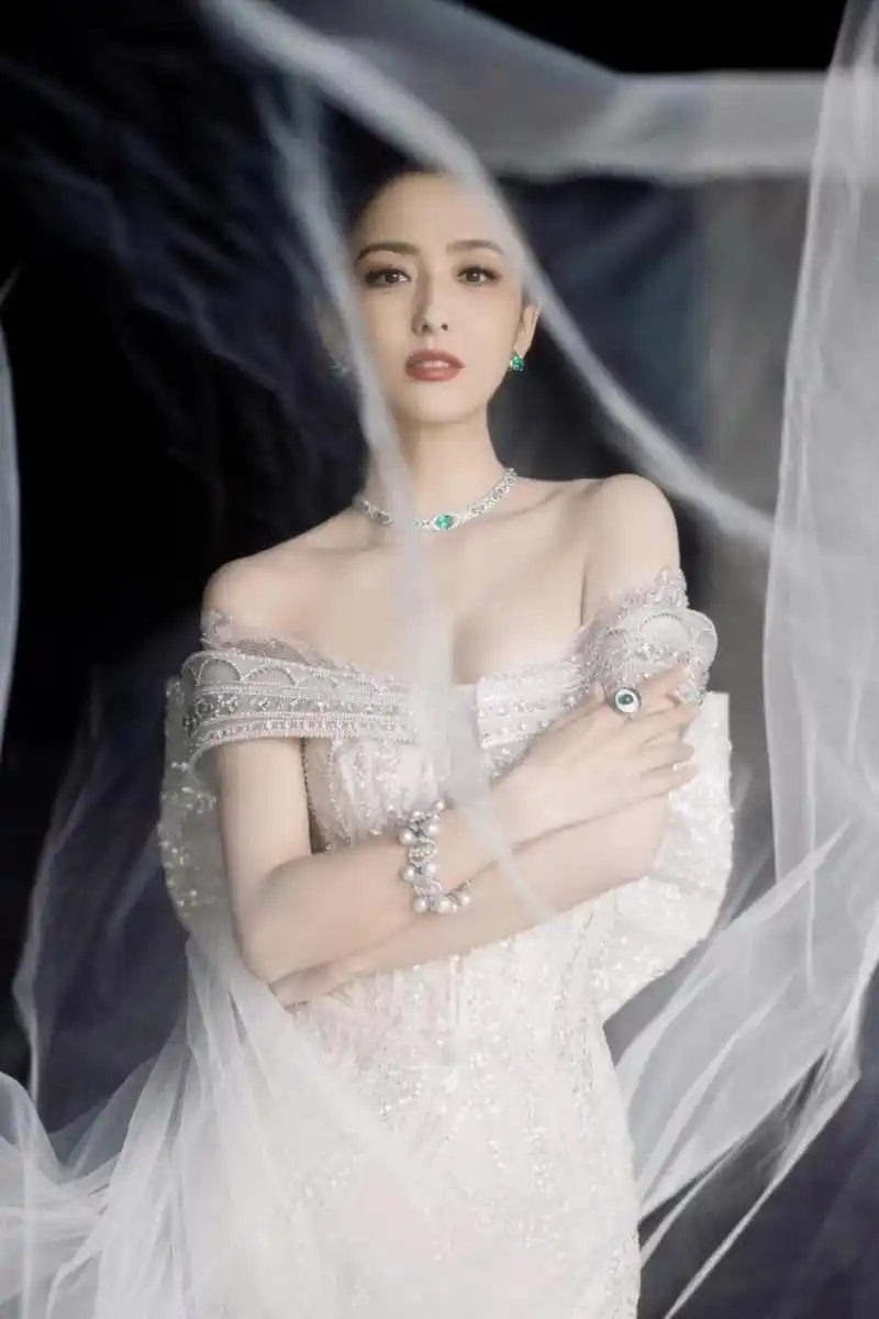 佟丽娅红毯新造型,一袭镶钻鱼尾露肩拖尾长裙,优雅又迷人!