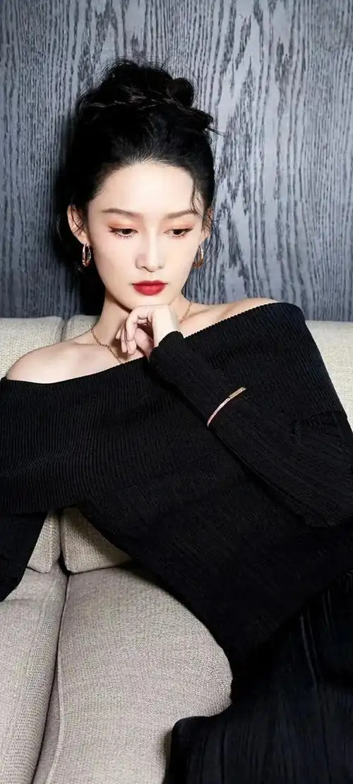 今天,就让我们一起来欣赏一组李沁的精美壁纸,感受她的独特魅力.