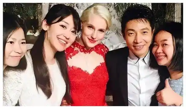 撒贝宁与张馨予散步热聊!与王鸥合体录综艺,结婚后女人缘仍不错