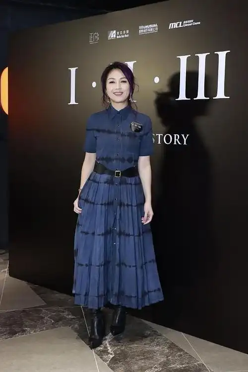 杨千嬅虽然有些老态但身穿一字v领裙纤腰长腿身材还是很好