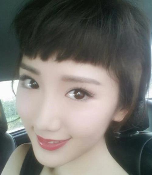 刚出道的毛晓彤,还是以前纯美,现在太过艳丽